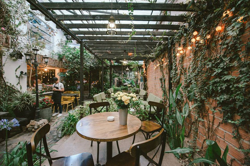 Quán cafe hiện đại nên chọn những bộ bàn ghế cafe nào đẹp và tốt cho quán